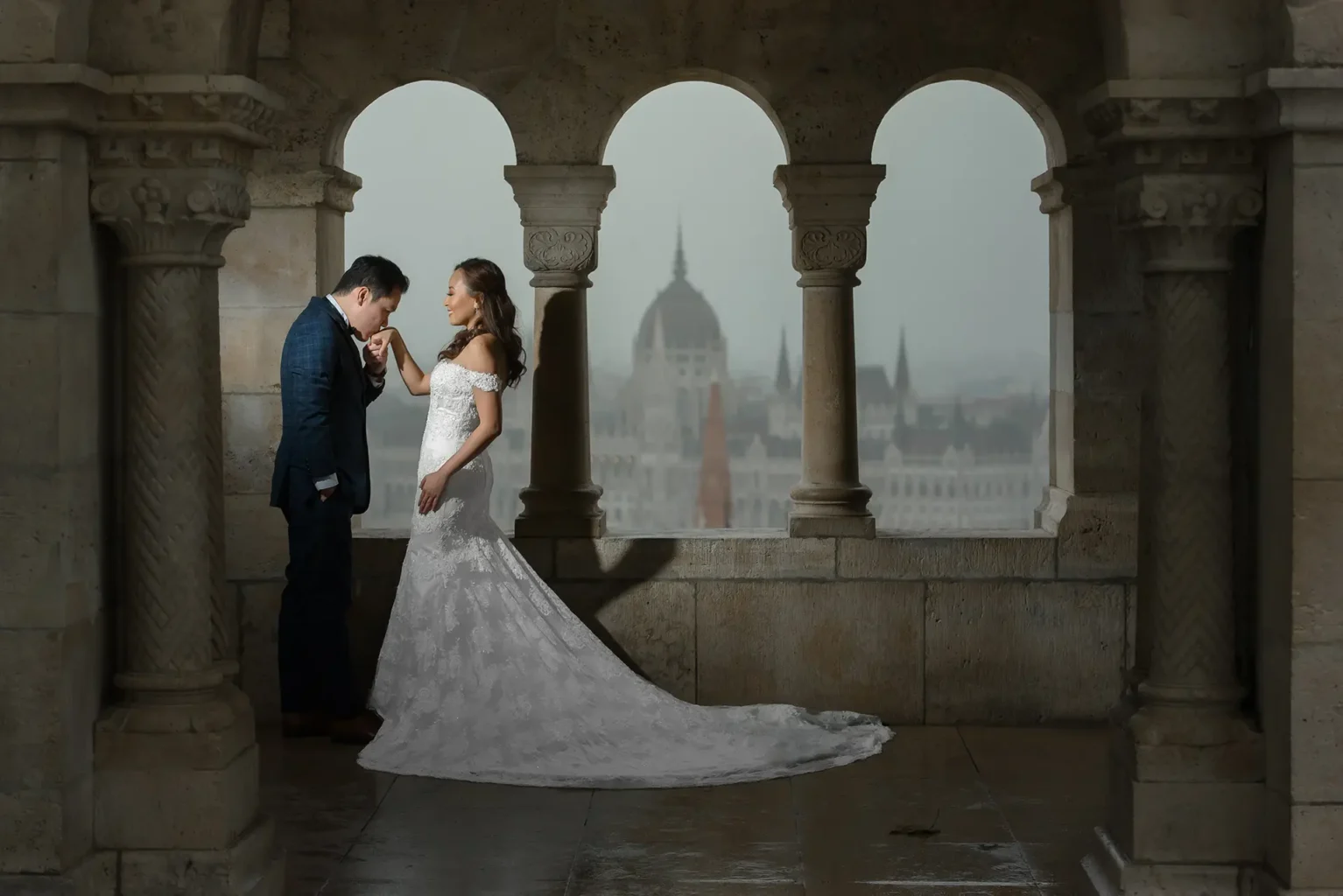 Kreatív fotózás Halászbástya (Budapest) - esőben - Kreatív fotózás Budapest - Pre Wedding Photoshoot Asian Couple