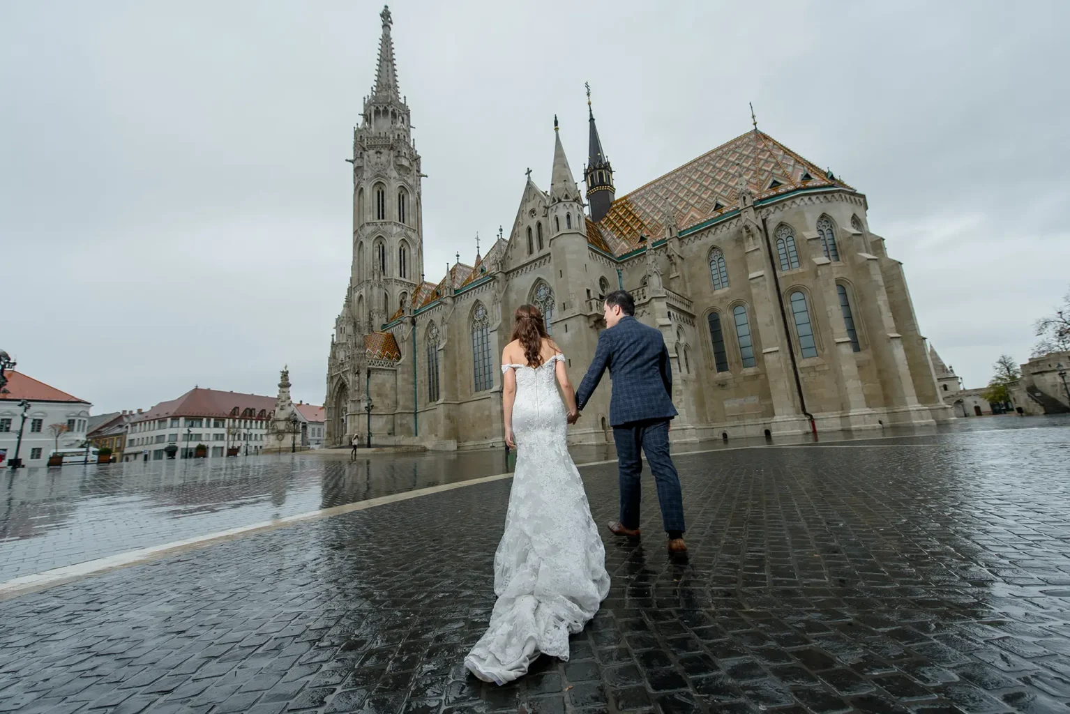 Kreatív fotózás esőben a Halászbástyán (Budapest) - Kreatív fotózás Budapest - After Wedding Fotoshooting - Pre Wedding Photoshoot Asian Couple