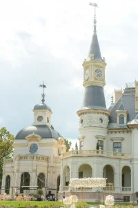 Botaniq kastély torony - álló színes képe - esküvői helyszín
