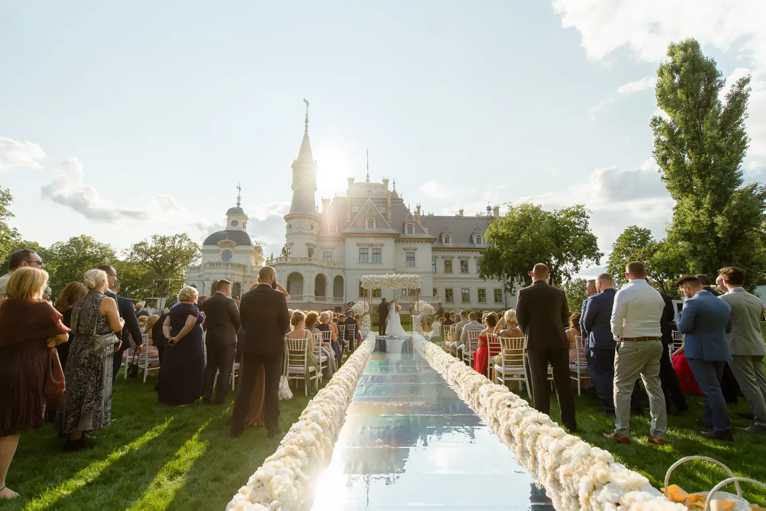 Botaniq Kastély esküvő - Ceremónia a kastélykertben - wedding photography services