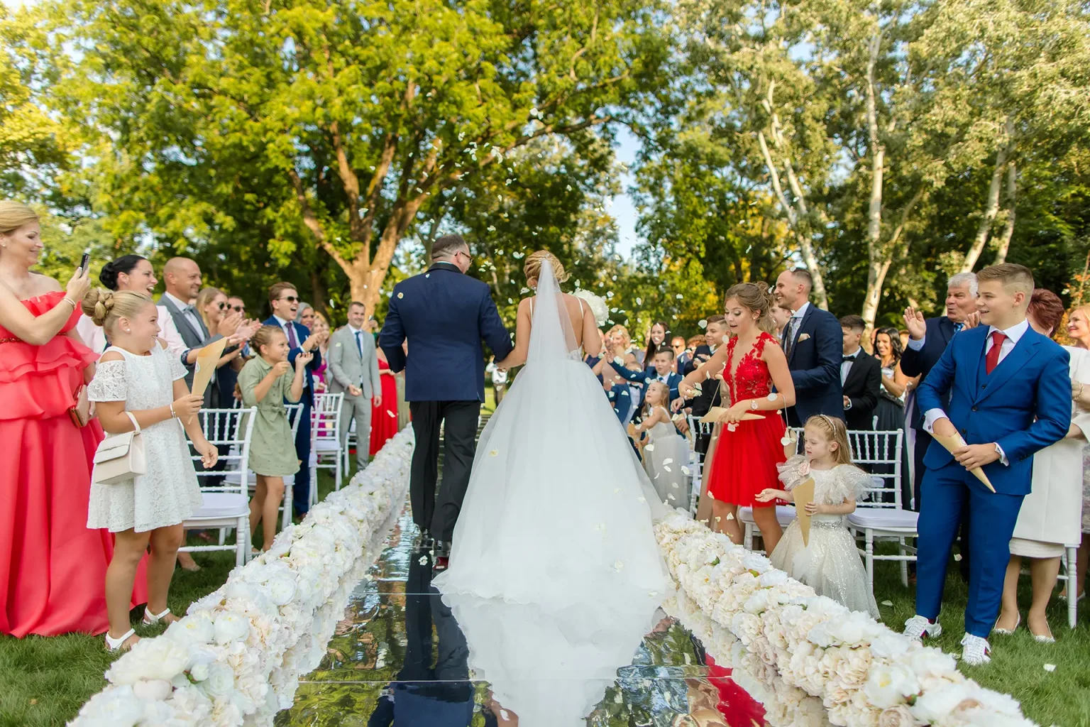 Botaniq Kastély esküvő - Kivonulás a szertartásról