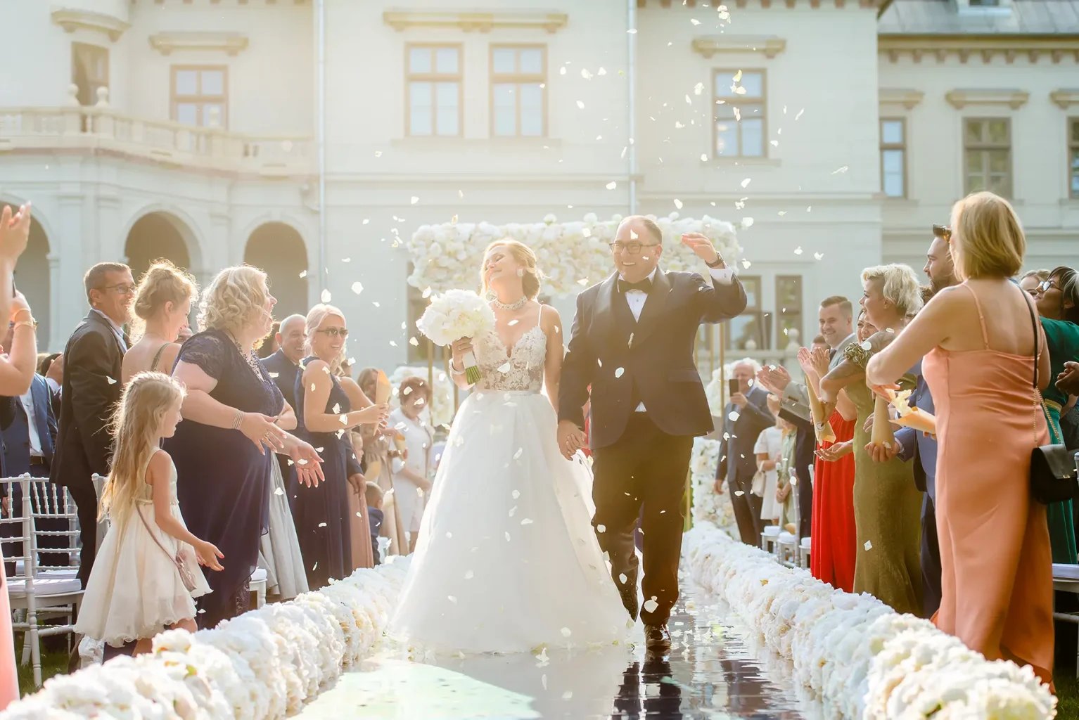 Botaniq Kastély esküvő - Sziromszórás a szertartáson