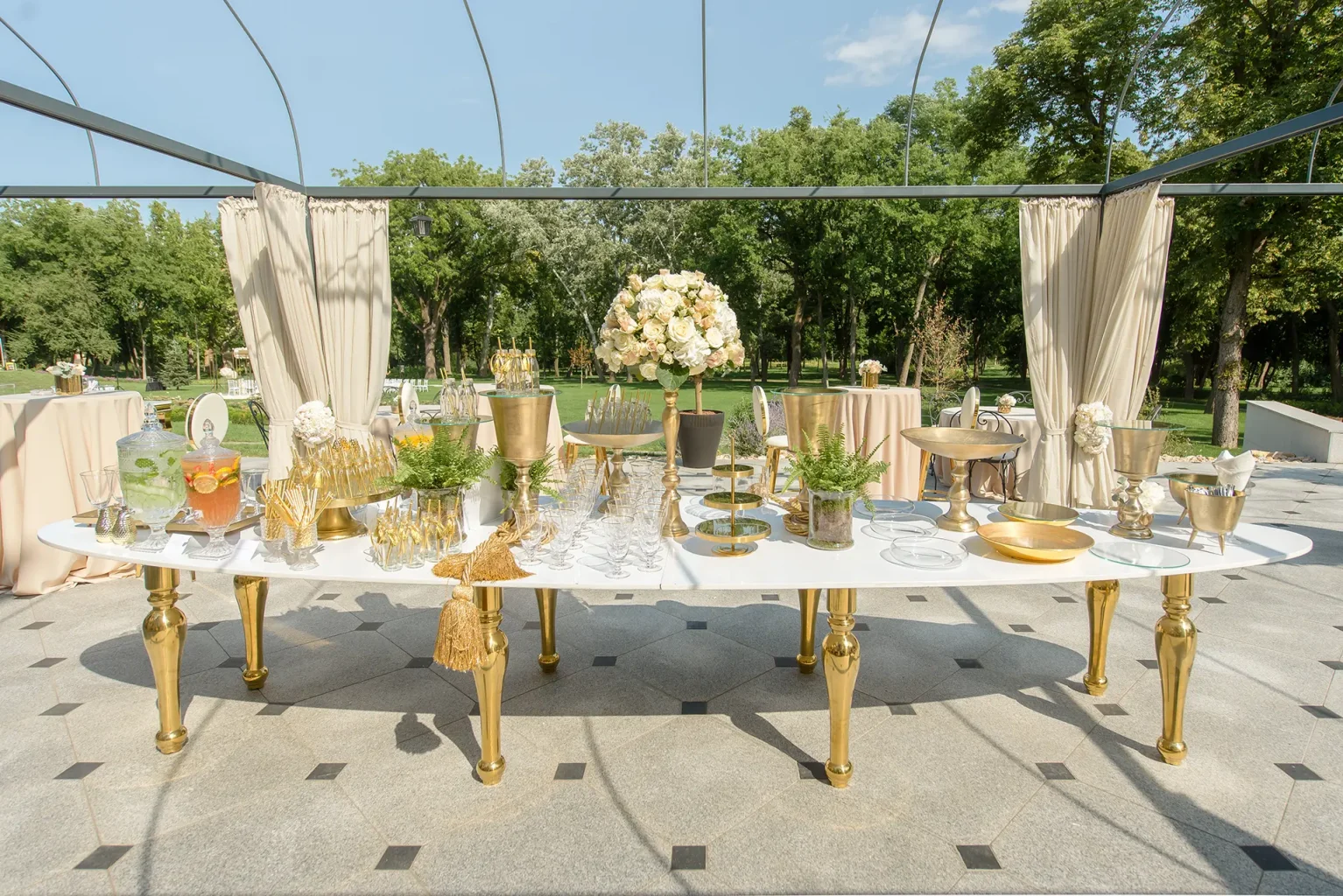 Botaniq Kastély esküvő - Dekoráció, vendégvárás, asztal - Botaniq Castle Wedding Photography