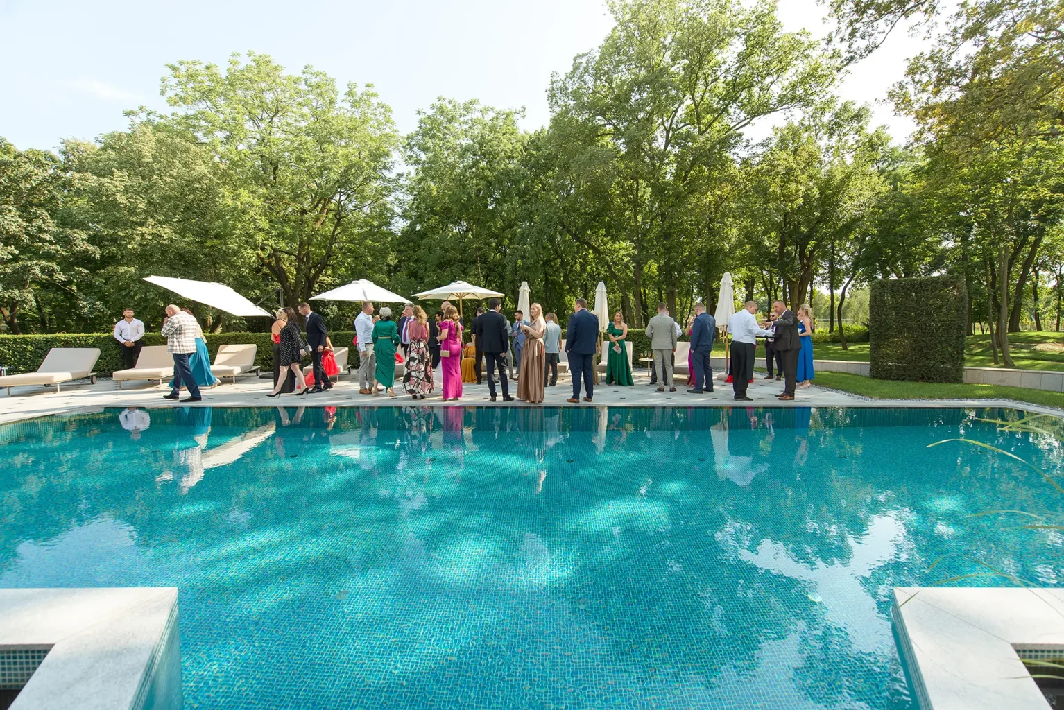 Botaniq Kastély esküvő - Vendégvárás a medencénél