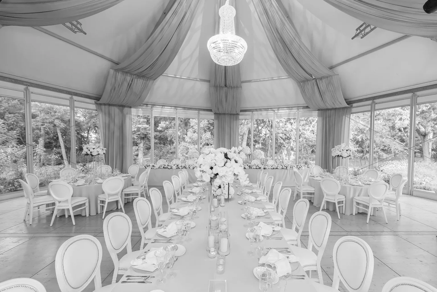 Botaniq Kastély esküvő - Dekoráció - Asztalok - Fekete fehér kép