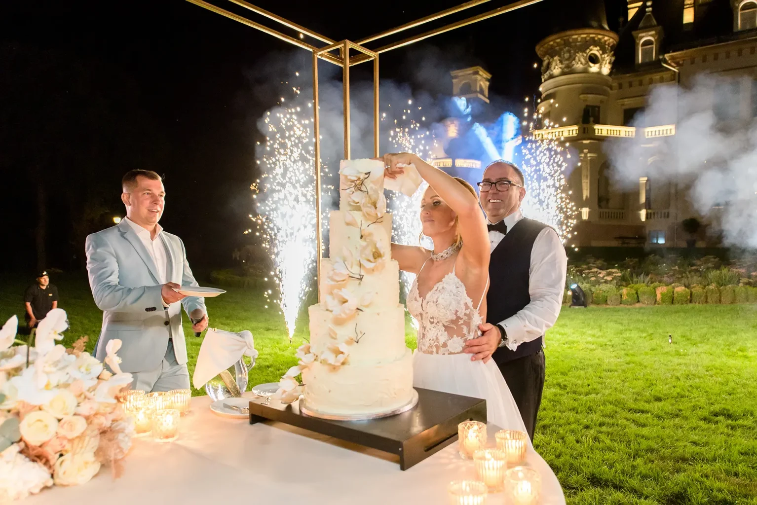 Botaniq Kastély esküvő - Tortashow - tortavágás