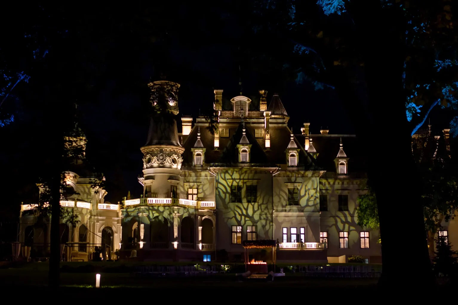 Botaniq kastély - éjszakai kép - Botaniq Castle Wedding Photography - Luxury