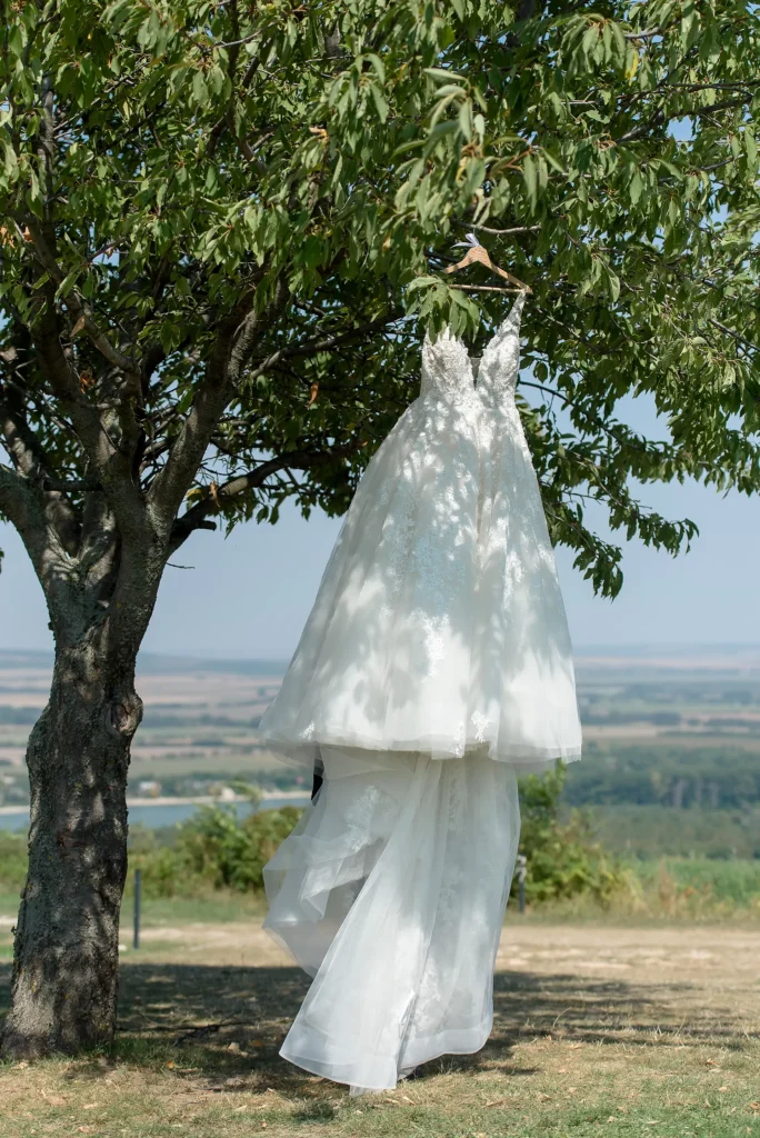 Hilltop Borbirtok - esküvői fotózás - menyasszony készülődés - Bride's getting ready - menyasszonyi ruha