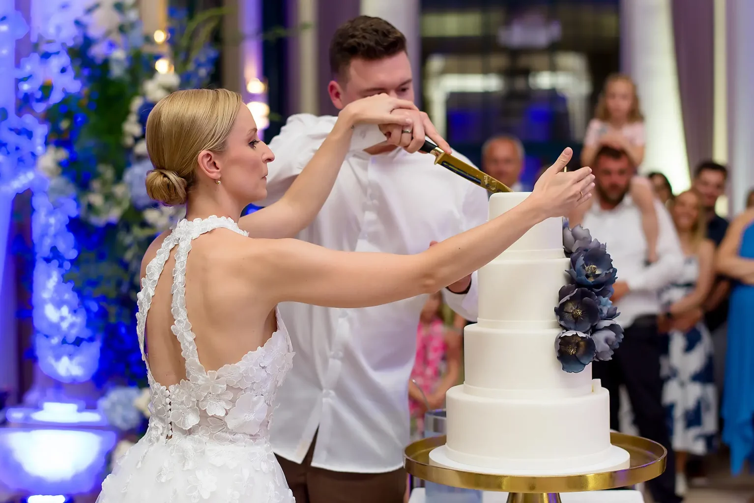 Esküvői képek - tortavágás - Beautiful Wedding in Pálmaháza (Tata - Hungary)