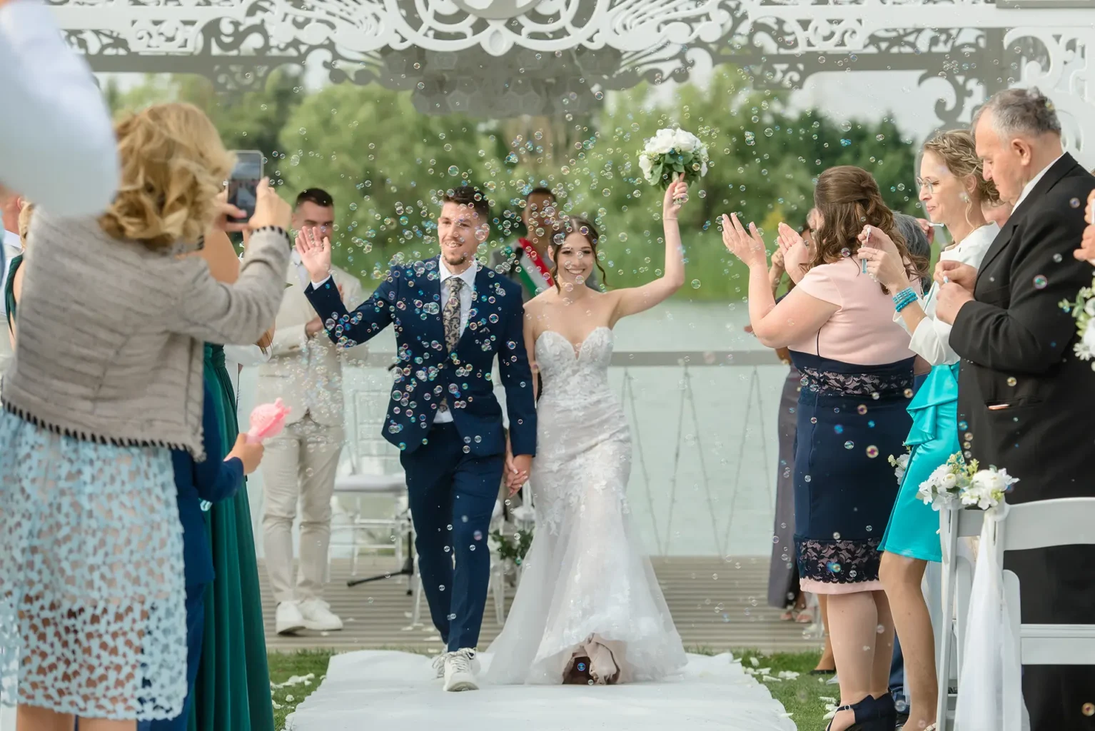 Esküvői fotózás - Ceremónia kivonulás - buborékfújás - Budapest (Wedding Lake) - Hochzeitsfotografie