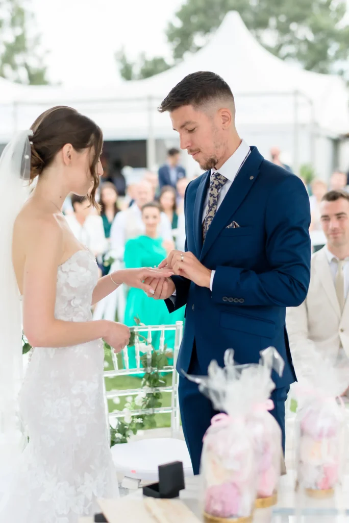 Esküvői fotózás Budapesten (Wedding Lake) - Ceremónia - gyűrűhúzás - Budapest Wedding Photographer