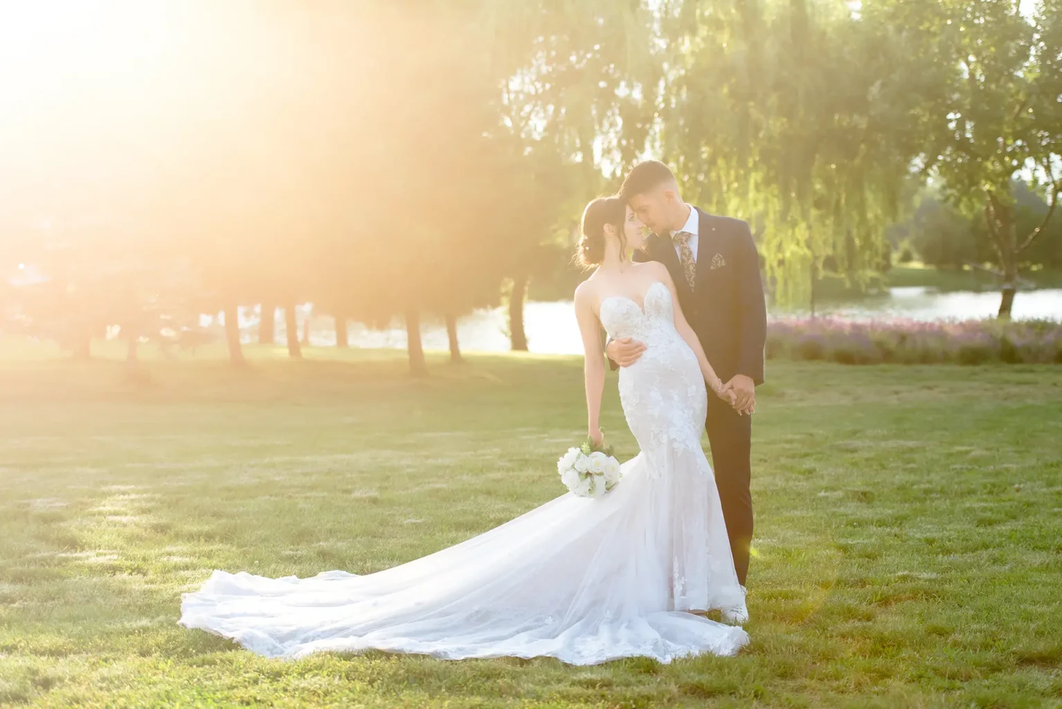 Esküvői fotózás Budapesten (Wedding Lake) - Kreatív fotózás az esküvő napján ellenfényben