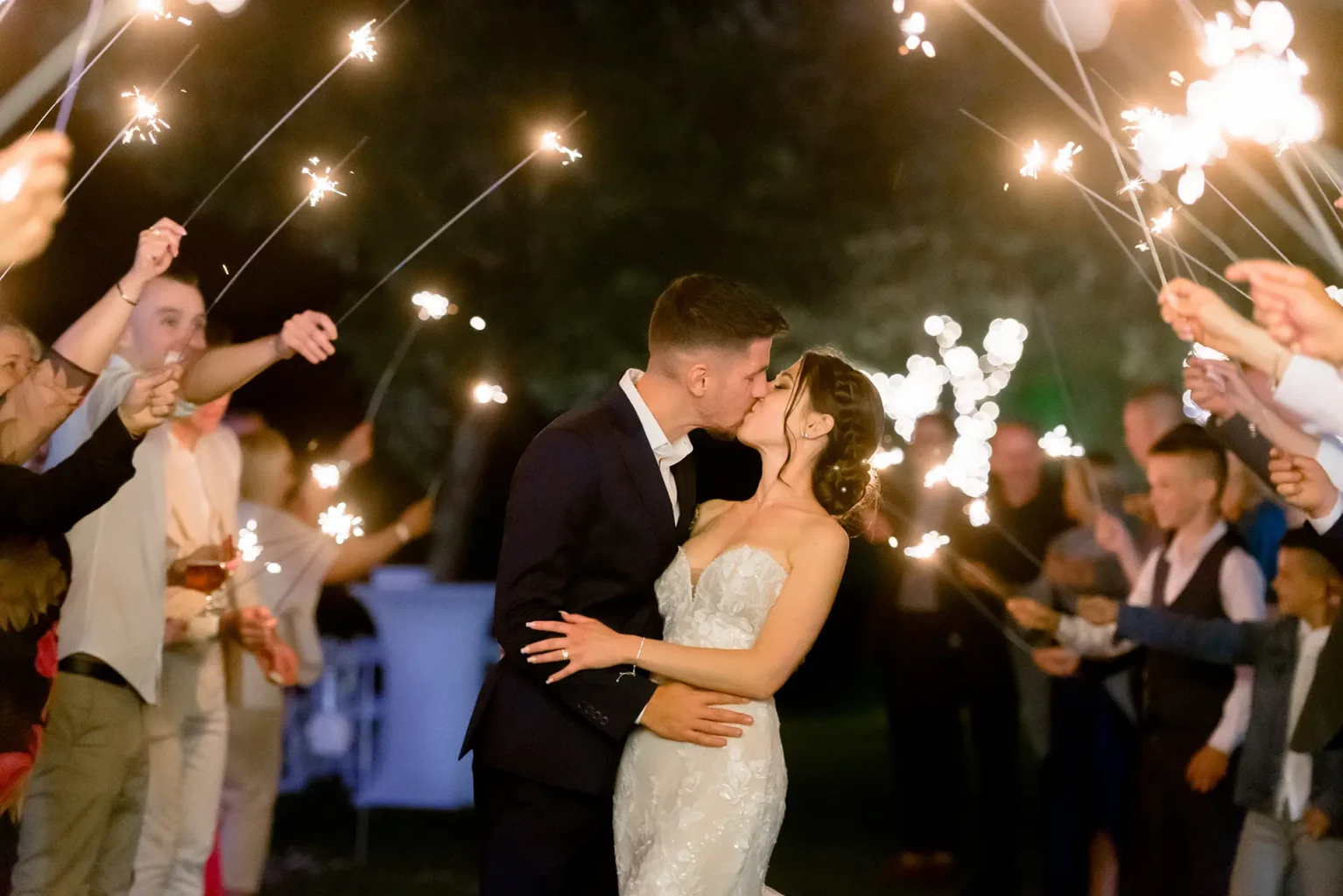 Esküvői fotózás Budapesten (Wedding Lake) - Csillagszóró alagút - csókolózó pár