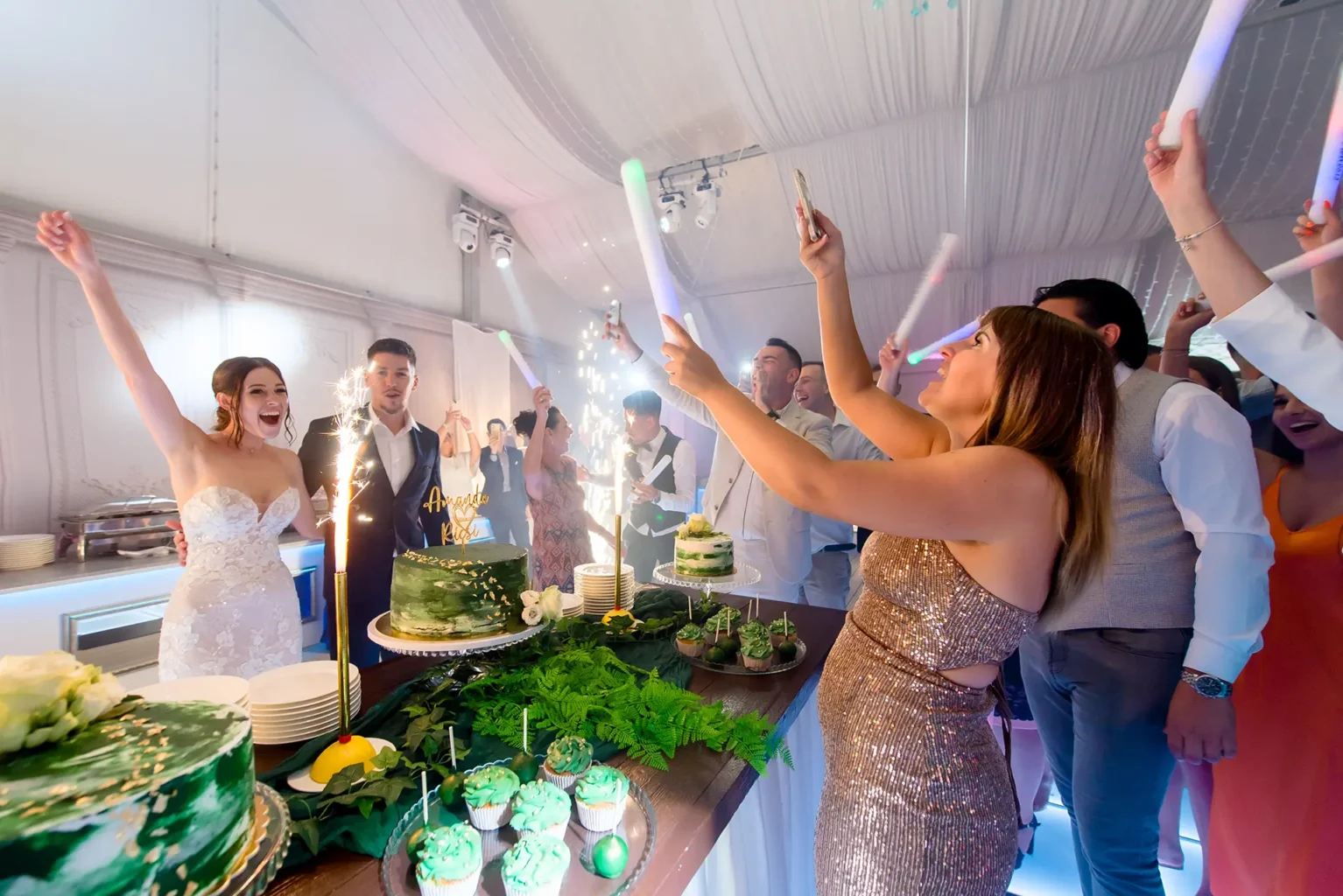 Esküvői fotózás Budapesten (Wedding Lake) - Party - Tortavágás - Budapest Wedding Photographer - Cake Ceremony