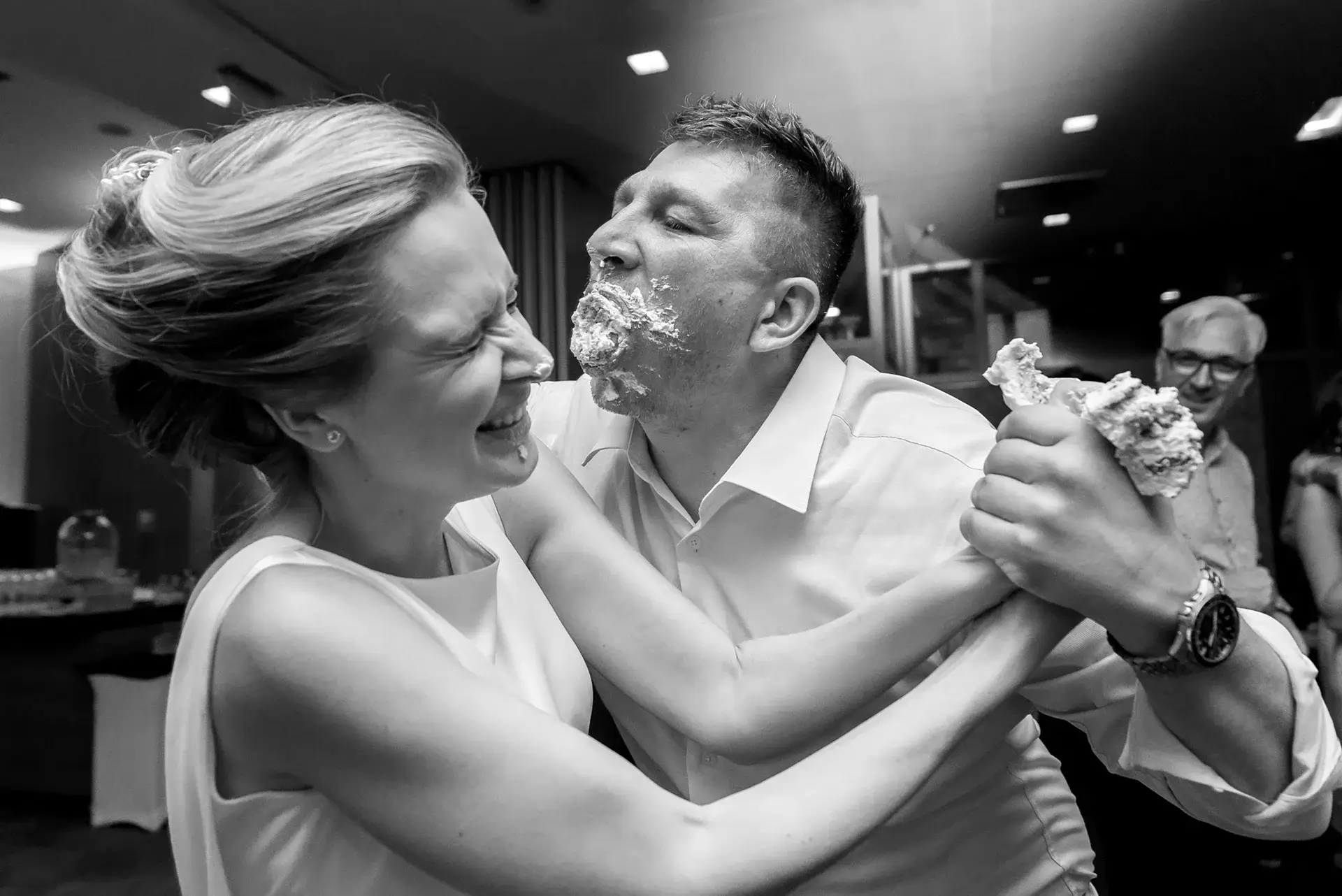 A tortavágás utáni pillanat - Vicces kép - a tortavágás utáni elkapott pillanat