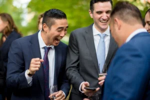 Esküvő fotózás külföldön, Németországban - Színes esküvői kép bestmanről.