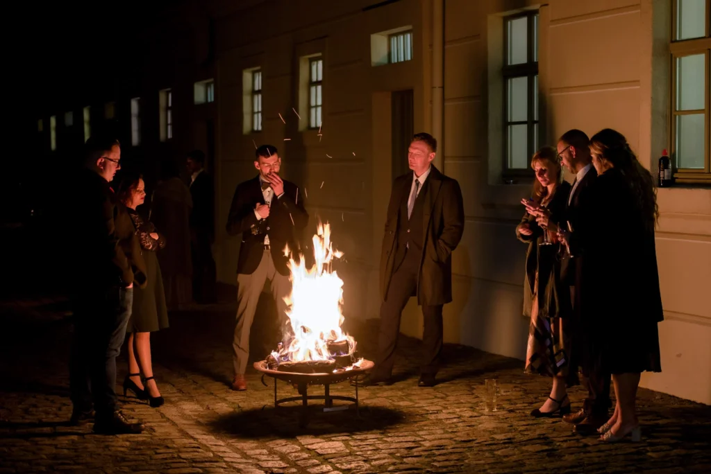 Esküvő fotózás külföldön, Németországban - Barátok a tűz körül
