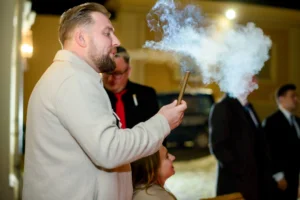Esküvő fotózás külföldön - Party - színes kép egy bestmanről szivarozás közben - Hochzeitsfotograf Dresden - Esküvői fotózás Németországban - Wedding Photography Germany