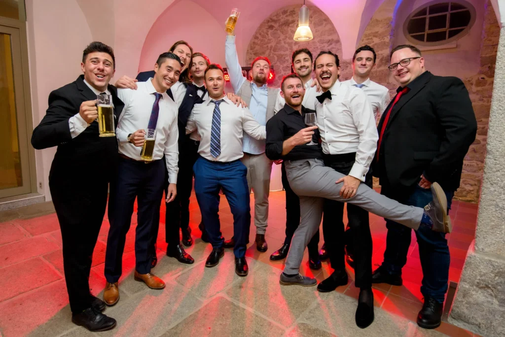 Esküvő fotózás külföldön - Party - színes csoport kép a vőlegényről és a barátairól buli közben.