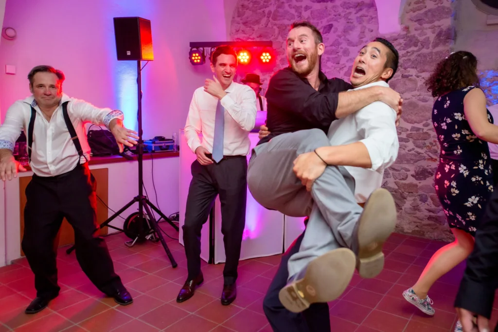 Esküvő fotózás külföldön, Németországban - Party - Vicces esküvői tánc a barátokkal.