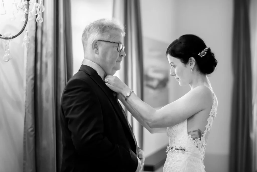 Esküvő fotózás külföldön - Készülődés - fekete fehér esküvői kép a menyasszonyról és az apukájáról.