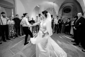 Esküvő fotózás külföldön - Németországban - Rammenau Baroque Kastélyban - fekete fehér kép a nyitótáncról. 2.