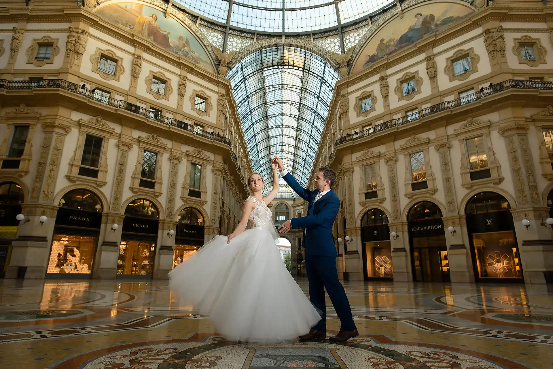 Kreatív fotózás Milánóban - Milan Italy - Wedding Photoshoot - Galleria Vittorio Emanuele