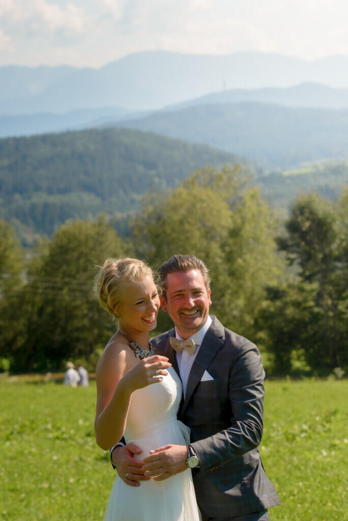 Esküvői fotózás Ausztriában - Helyszín, a Lilli's Feststadl - Természetes esküvői kép a párról.
