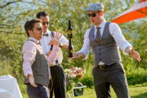 Esküvői fotózás Ausztriában - Helyszín, a Lilli's Feststadl - Vicces esküvői kép a barátokról