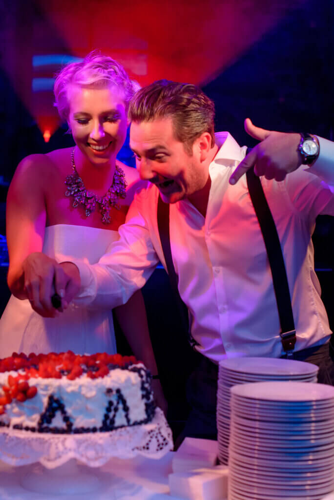 Esküvői fotózás Ausztriában - Tortavágás - Színes kép - Wedding Photography Austria