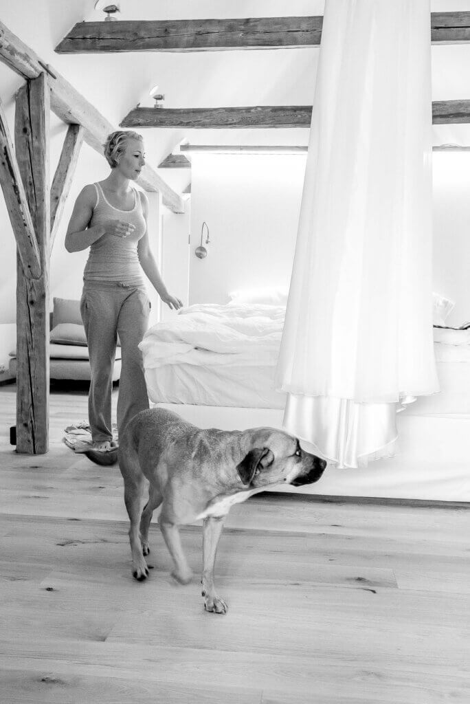 Esküvői fotózás Ausztriában - A menyasszony és a kutyája - Fekete fehér fotó. - Wedding Photography Austria