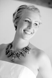 Esküvői fotózás Ausztriában - Készülődés - fekete fehér portré a menyasszonyról. 3.