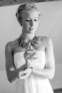 Esküvői fotózás Ausztriában - Készülődés - fekete fehér portré a menyasszonyról. 4.