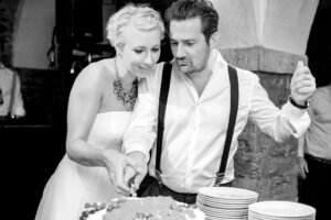 Esküvői fotózás Ausztriában - Esküvői tortavágás - Fekete fehér kép