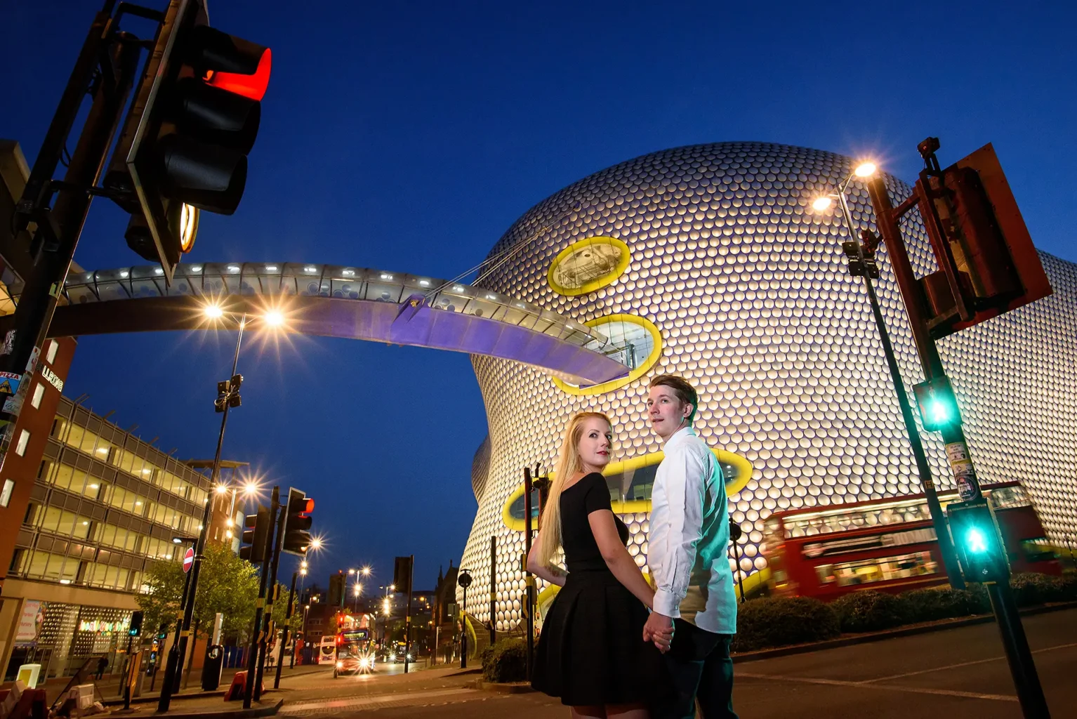 Jegyespár a háttérben a Selfridgeszel - Anglia (Birmingham) - Engagement Photography England