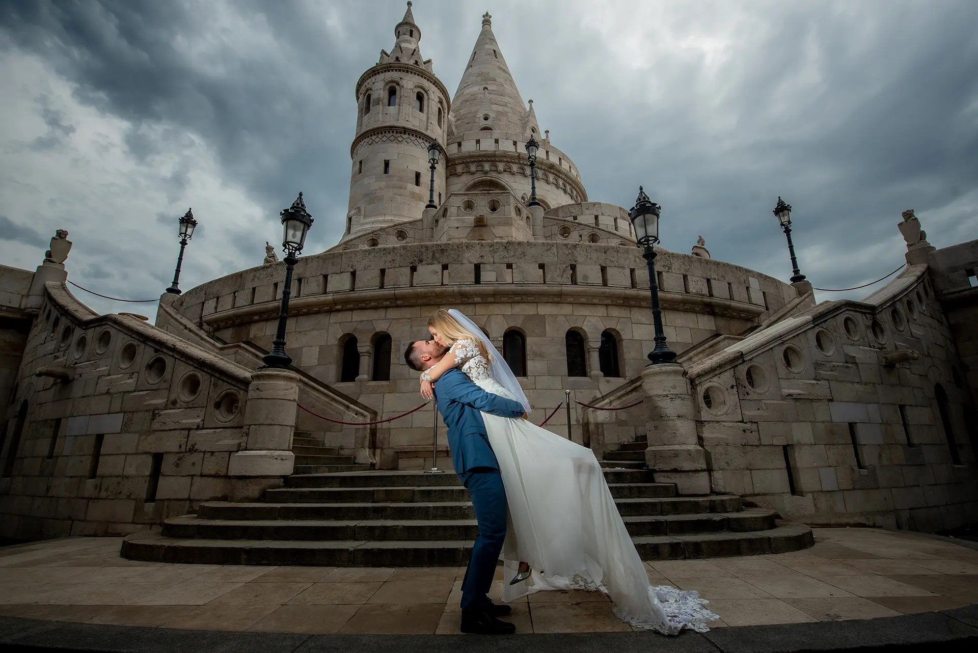 Kreatív fotózás Budapesten (Halászbástya) színes esküvői fotó - Creative Couple Photoshoot Budapest