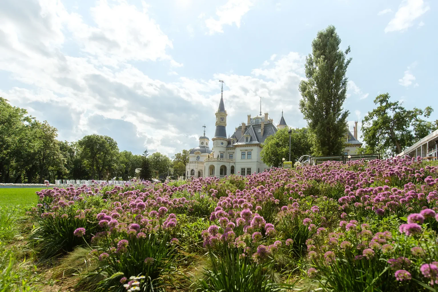Botaniq Kastély esküvő - Kastélykert virágokkal - színes kép