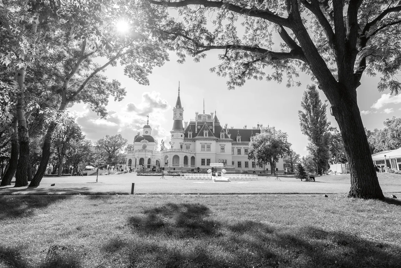 Botaniq Kastély esküvő - Kastélyparkból fotózva - Fekete fehér kép