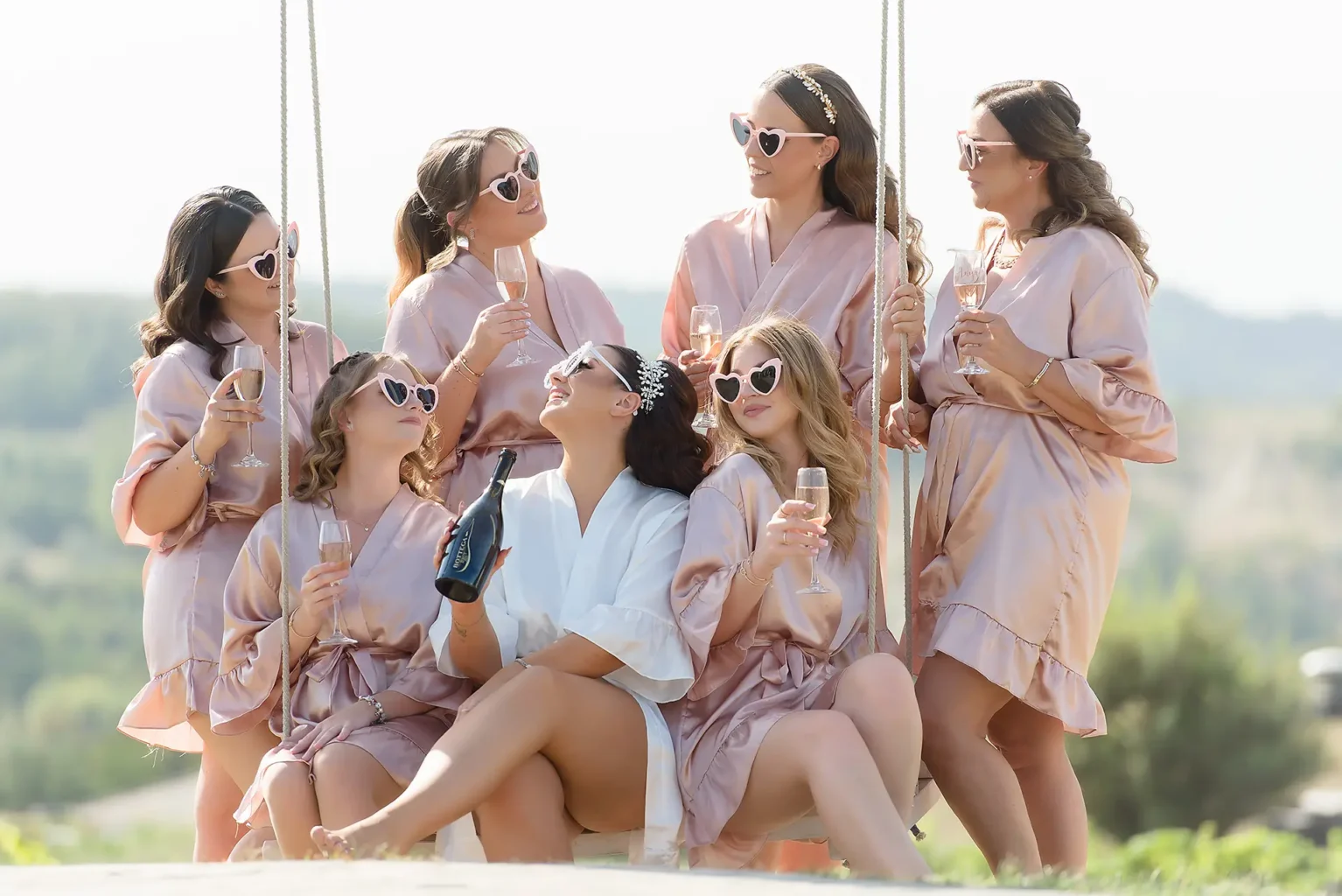 Hilltop Borbirtok - esküvői fotózás - menyasszony koszorúslányok napszemcsi - Bride & bridesmaids - Winery Wedding - Weingut Hochzeit - Hochzeitsfotograf