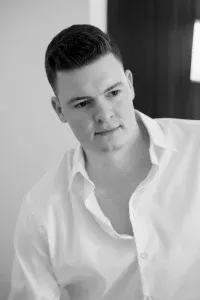 Esküvői fotó - készülődés - vőlegény portré - Tata Pálmaház