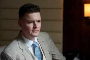 Esküvői fotó - készülődés - vőlegény portré - Tata Pálmaház