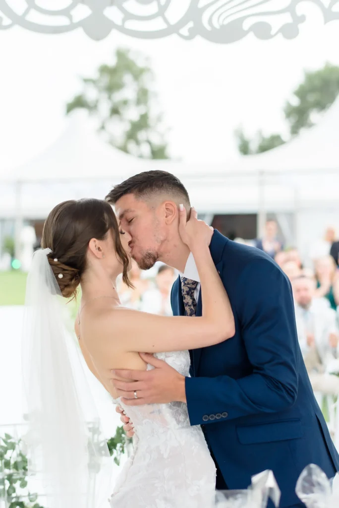 Esküvői fotózás Budapesten (Wedding Lake) - Ceremónia - csók - Budapest Wedding Photographer