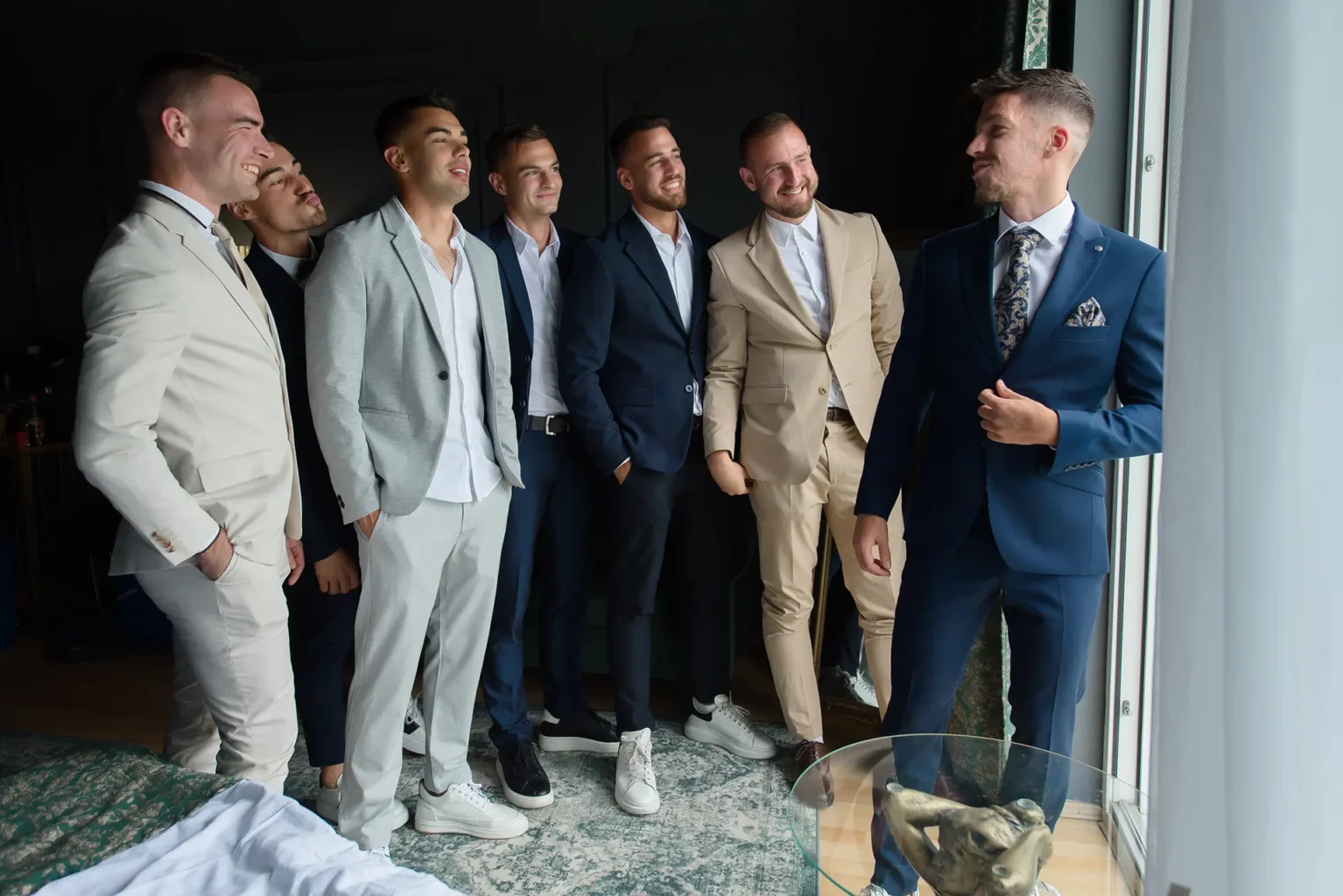 Esküvői fotózás Budapesten (Wedding Lake) - vőlegény a barátaival - Budapest Wedding Photographer
