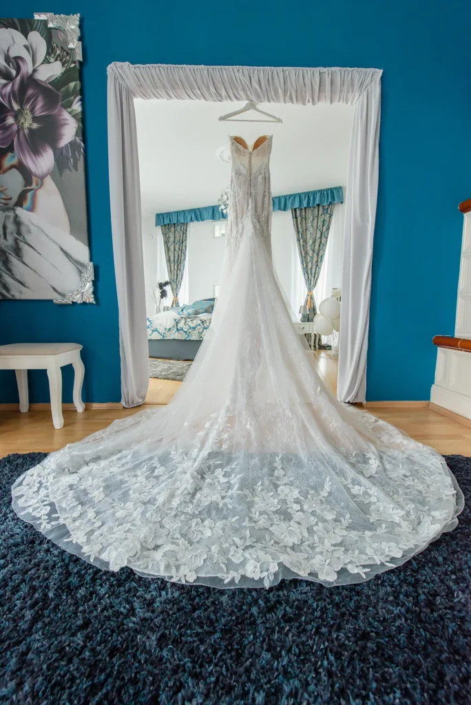 Esküvői fotózás Budapesten (Wedding Lake) - Menyasszonyi ruha - készülődés - Budapest Wedding Photographer