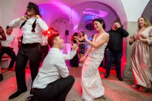 Esküvő fotózás külföldön, Németországban - Bestman - Tánc a menyasszonnyal.