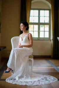 Esküvő fotózás külföldön - Készülődés - Színes menyasszonyi esküvői kép, portré a menyasszonyról - Hochzeitsfotograf Dresden - Esküvői fotózás Németországban - Wedding Photography Germany