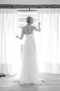 Esküvői fotózás Ausztriában - Készülődés - fekete fehér kép a menyasszonyról.