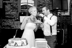 Esküvői fotózás Ausztriában - Tortavágás - Fekete-fehér kép 2 - Wedding Photography Austria
