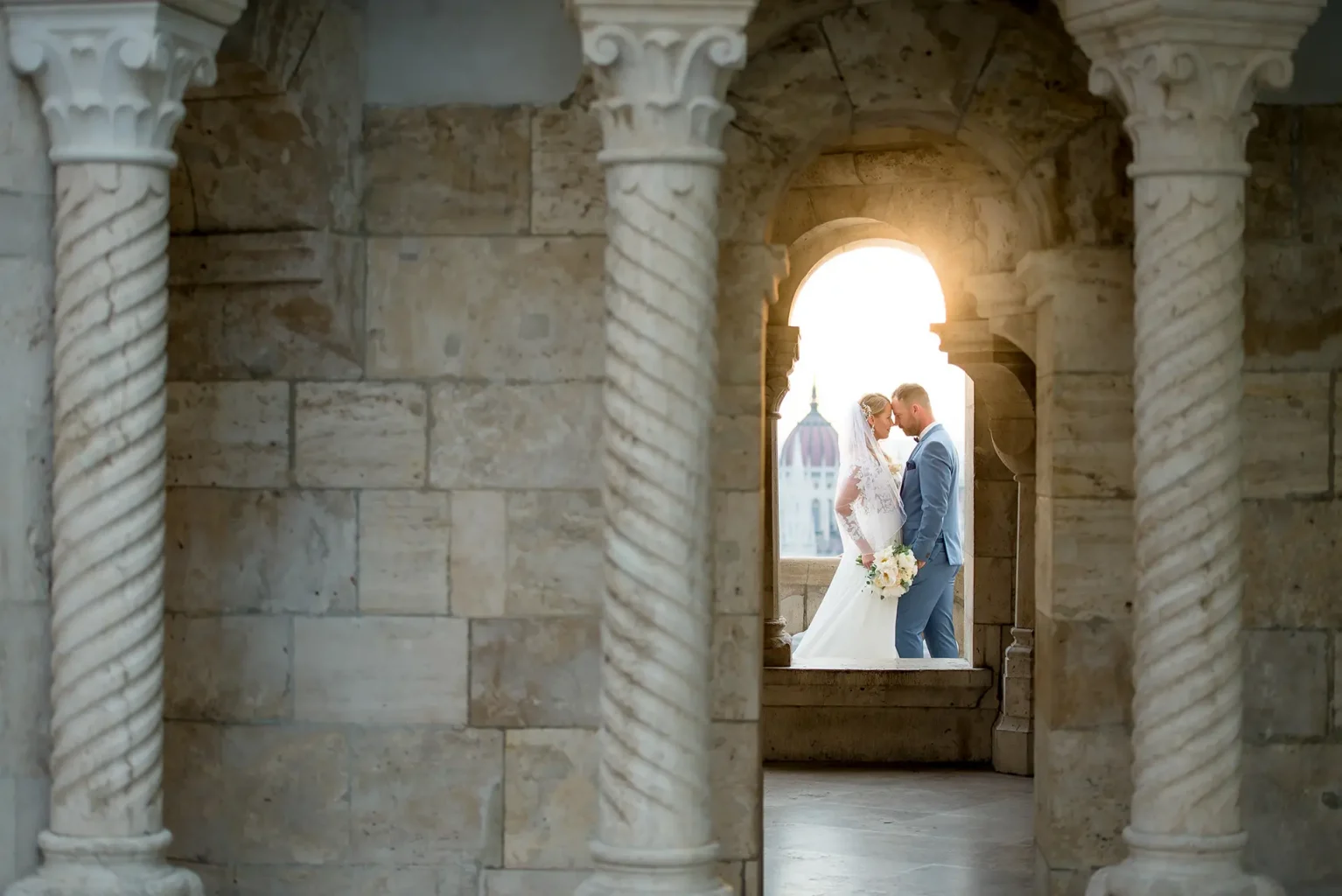 Kreatív fotózás a Halászbástyán napfelkeltében - Creative Couple Photoshoot Budapest