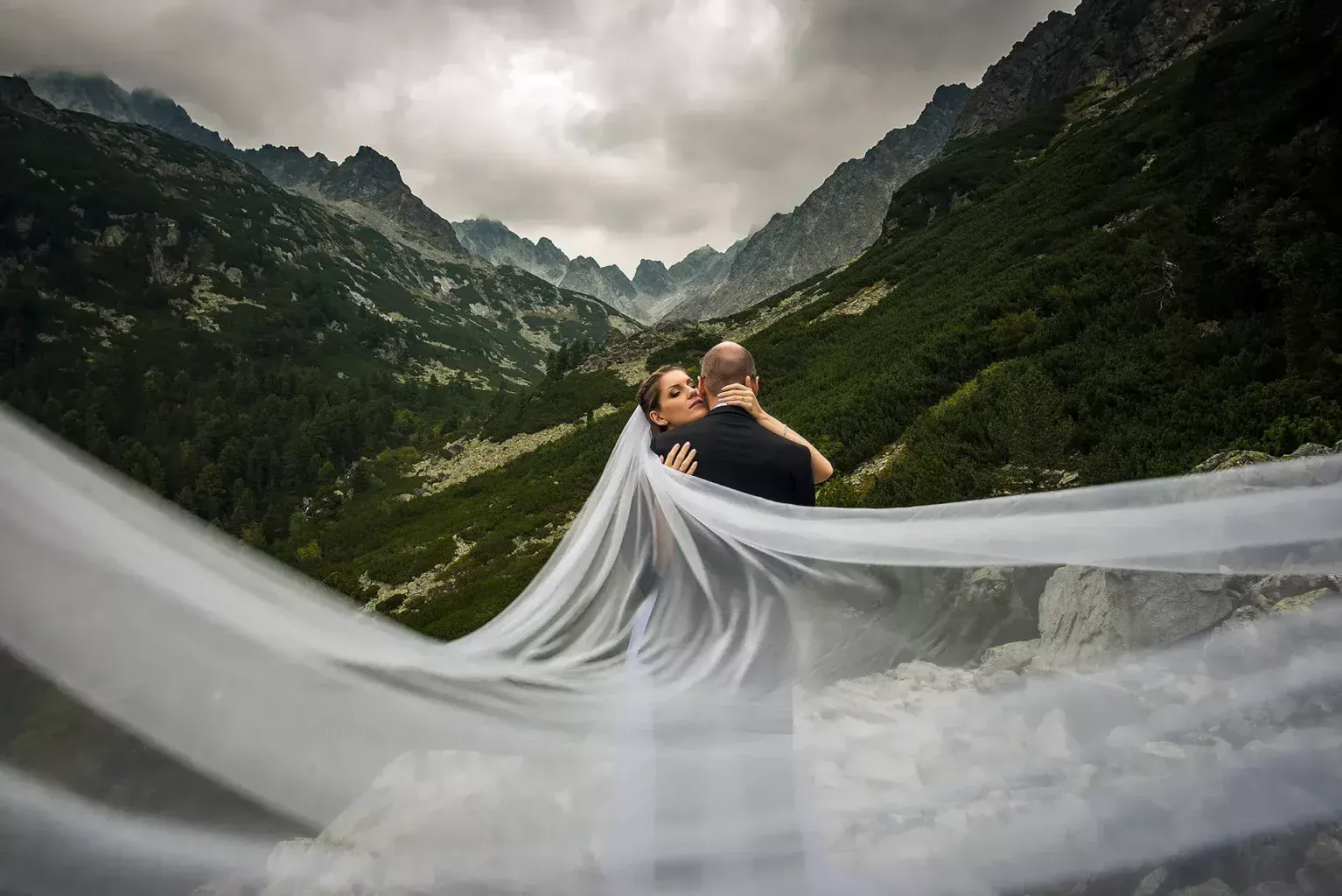 Kreatív fotózás a hegyekben fátyollal a hegyek között